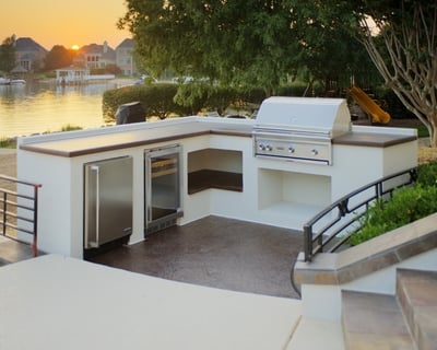 Modern kitchen patio with built-in grill and accessories