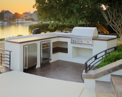 Modern kitchen patio with built-in grill and accessories